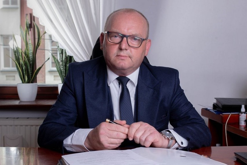 zdjęcie przedstawia Prezesa Zarządu Funduszu Górnośląskiego SA Krystiana Stępnia, jaki siedzi za biurkiem 