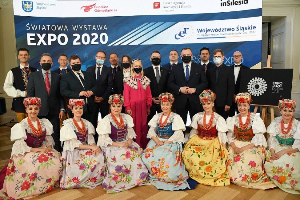 zdjęcie przedstawia władze Województwa oraz Ambasadorów Wydarzenia wśród tancerek Zespołu Pieśni i Tańca Śląsk 