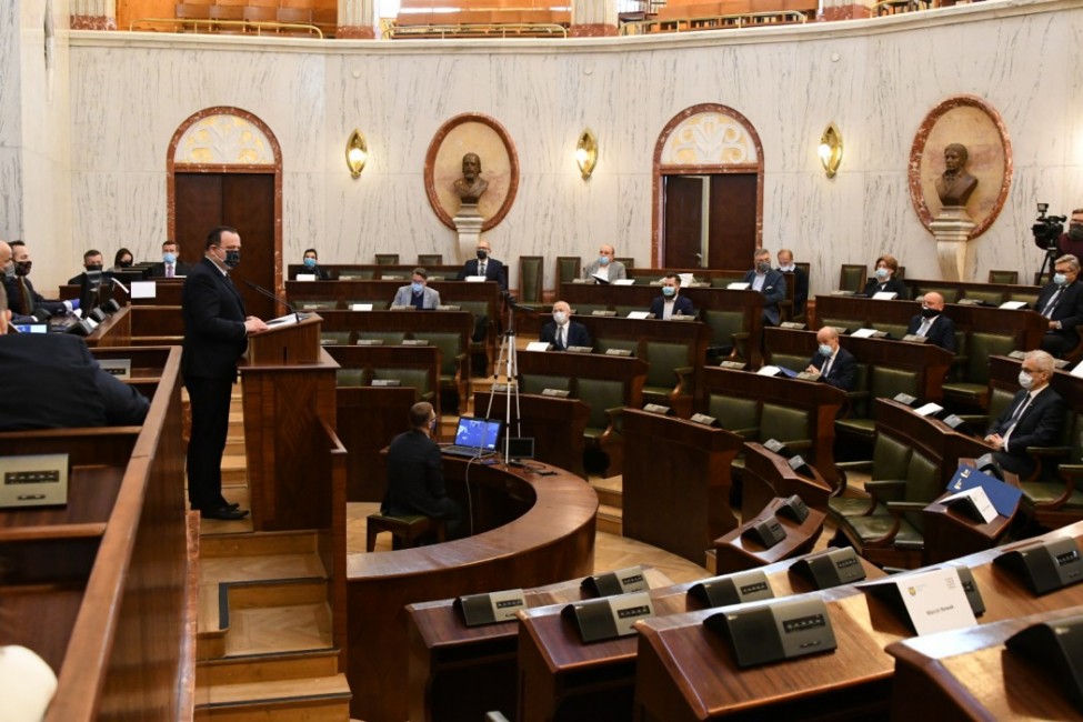 obraz przedstawia Salę Sejmu Śląskiego, na jakiej obradują członkowie Śląskiego Forum Ekspertów 