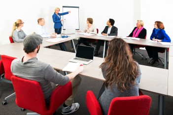 zdjęcie przedstawia zespół pracowników na zebraniu w biurze 